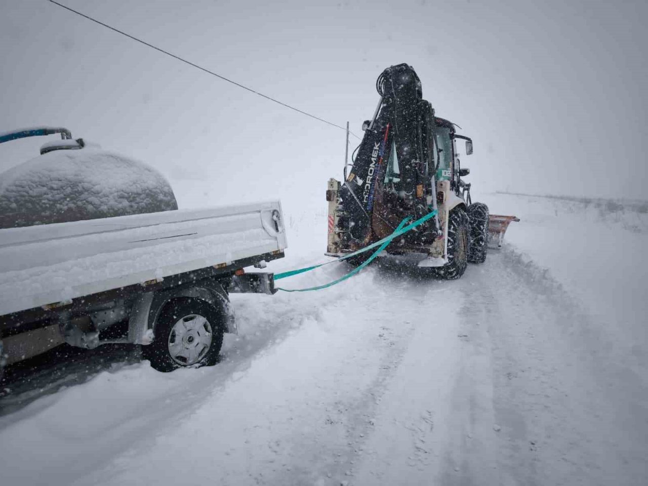 Bayburt İl Özel İdaresi ekipleri, kış mevsiminin etkisini artırdığı bu