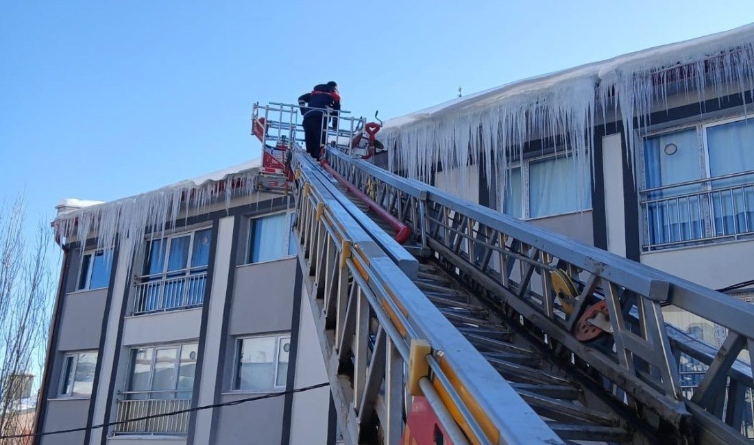 Bayburt’ta etkili olan soğuk hava nedeniyle bina saçaklarında oluşan buz