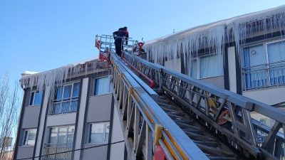 Bayburt’ta etkili olan soğuk hava nedeniyle bina saçaklarında oluşan buz