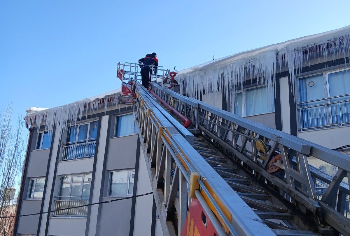 Bayburt’ta etkili olan soğuk hava nedeniyle bina saçaklarında oluşan buz