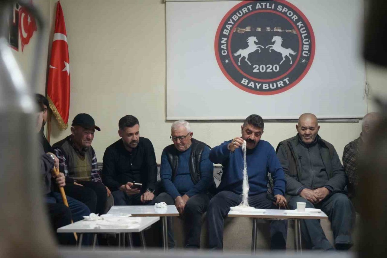 Bayburt’un kadim kış geleneklerinden biri olan tel helvası çekimi, Can