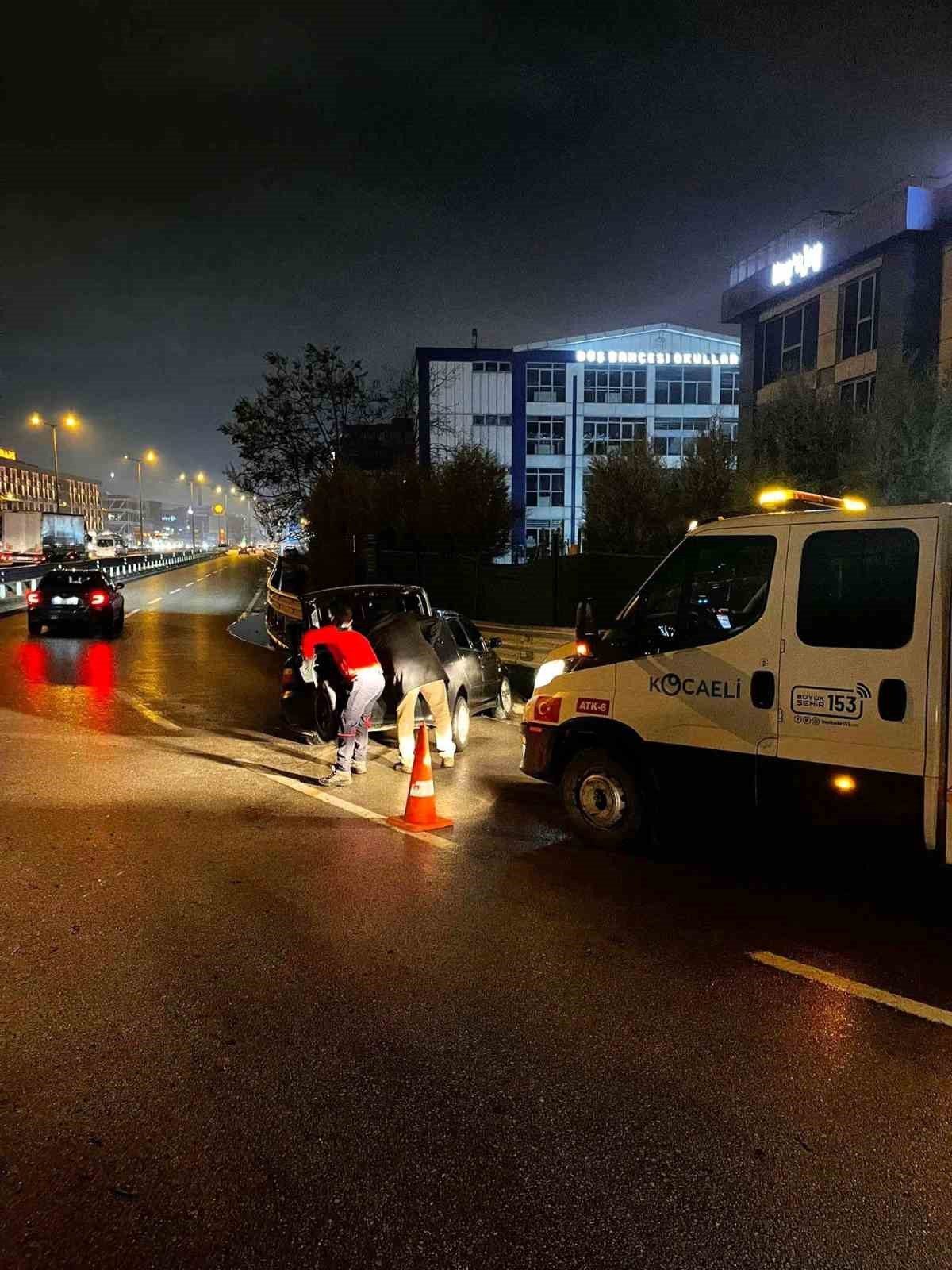 Kocaeli Büyükşehir Belediyesi ekipleri, denk geldikleri trafik kazasına müdahale ederek