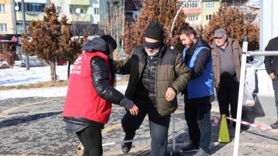 Erzurum’un Oltu ilçesinde vatandaşlar görme engelli bireylerin günlük hayatta karşılaştıkları