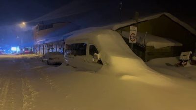 Erzurum Karayazı, zorlu bir kış akşamı yaşadı. Sabah saatlerinde başlayan