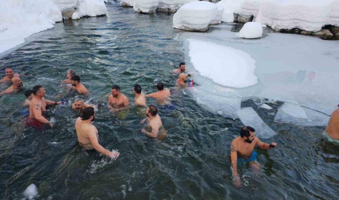 Rize’de bu yıl 10. kez düzenlenen ’Kış Yüzme Şenliği’ renkli