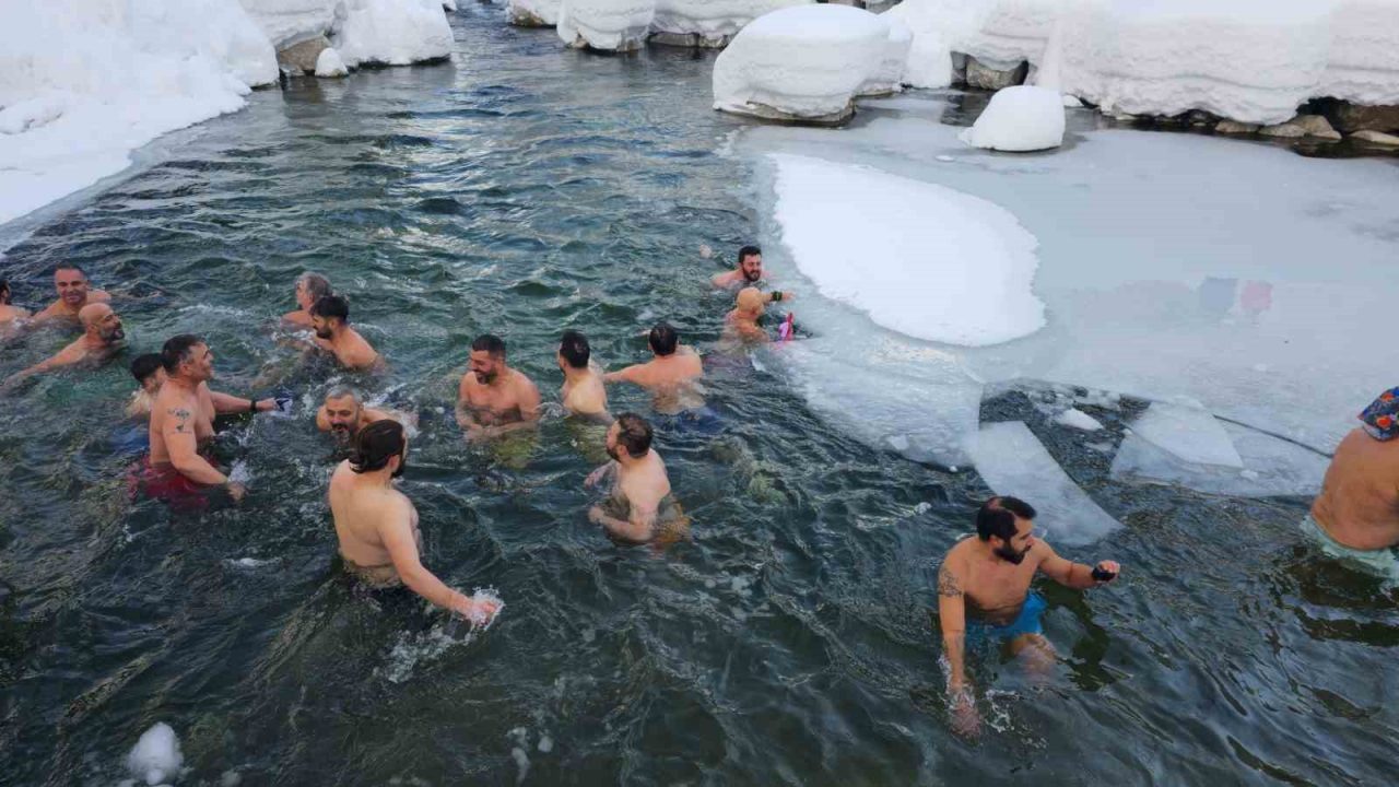 Rize’de bu yıl 10. kez düzenlenen ’Kış Yüzme Şenliği’ renkli