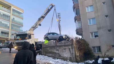 Sinop’ta buzlanan yolda sürücüsünün kontrolünden çıkan otomobil, apartmanın bahçesine düştü.