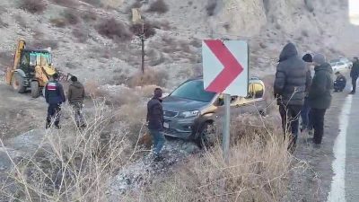 Erzurum-Artvin karayolunda buzlanmadan dolayı yoldan kayan otomobil yol kenarına uçtu.
