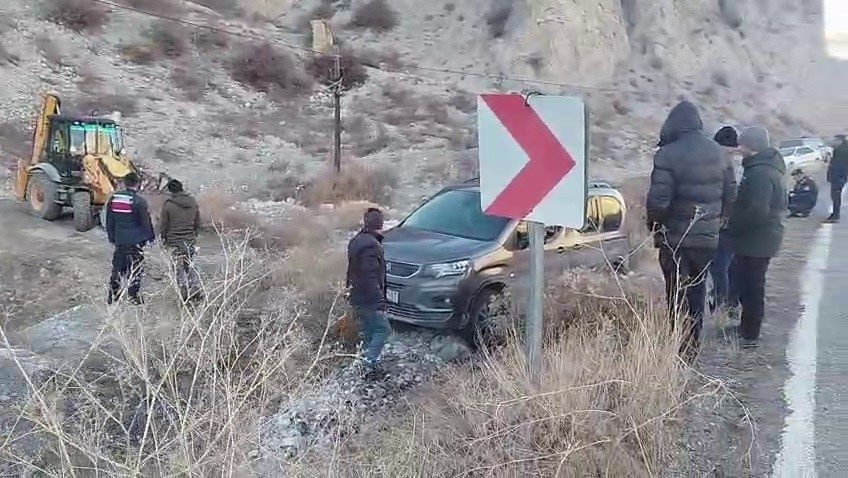 Erzurum-Artvin karayolunda buzlanmadan dolayı yoldan kayan otomobil yol kenarına uçtu.