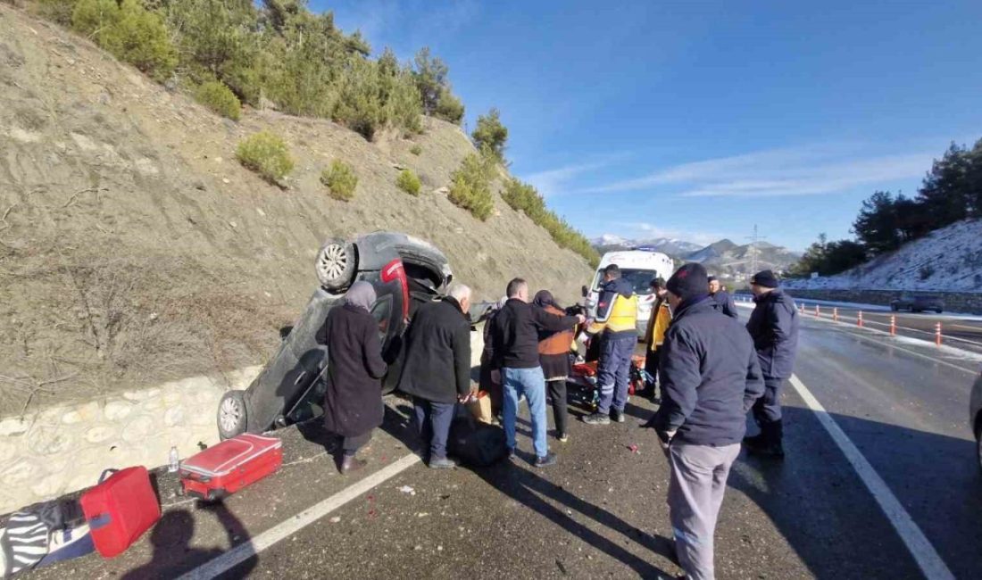 Kastamonu’nun Hanönü ilçesinde otomobilin buzlanan yolda takla atarak ters dönmesi