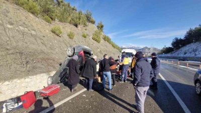 Kastamonu’nun Hanönü ilçesinde otomobilin buzlanan yolda takla atarak ters dönmesi
