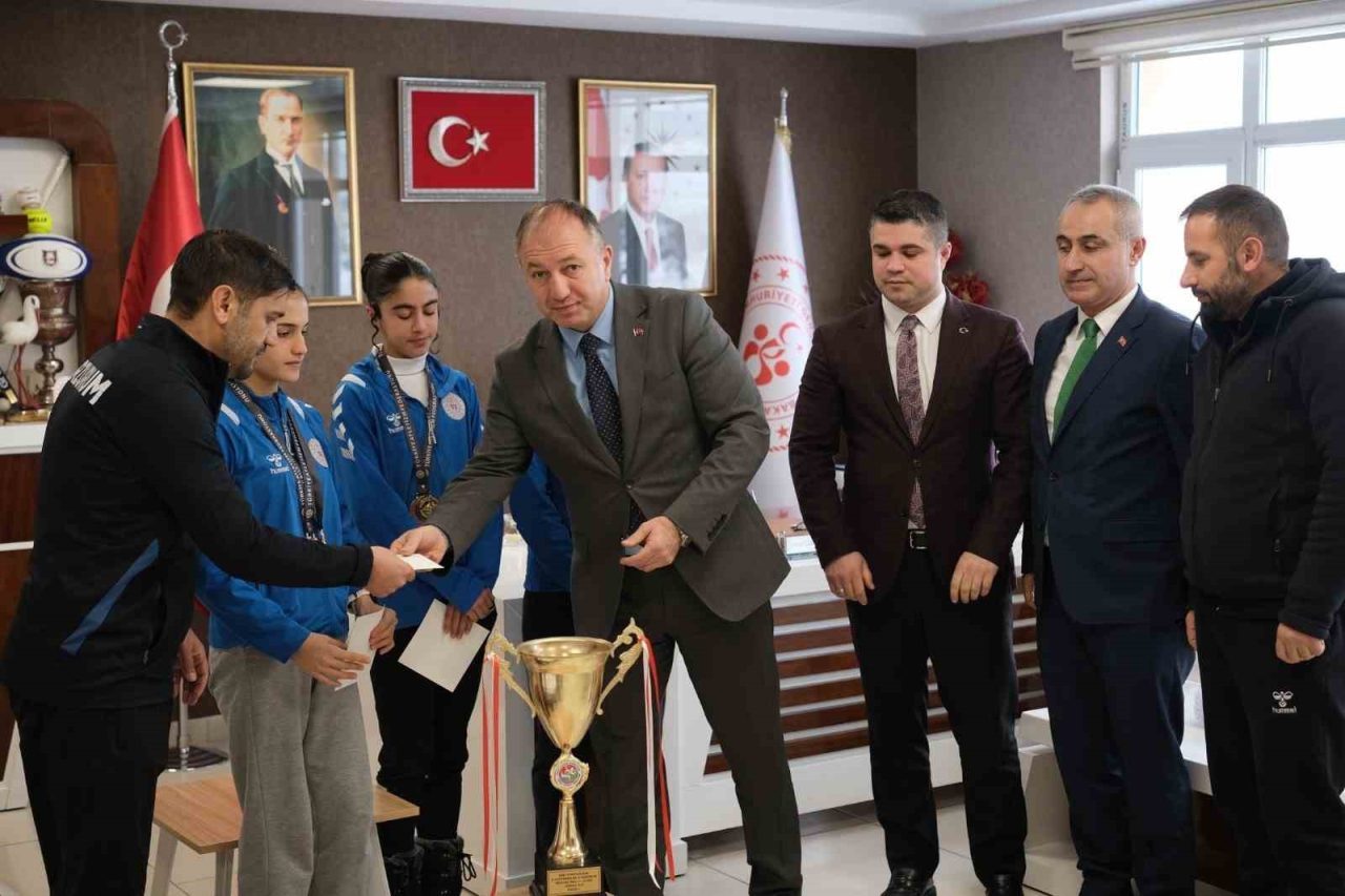 Erzurum Gençlik ve Spor İl Müdürü Levent Çakmur, Antalya’da yapılan