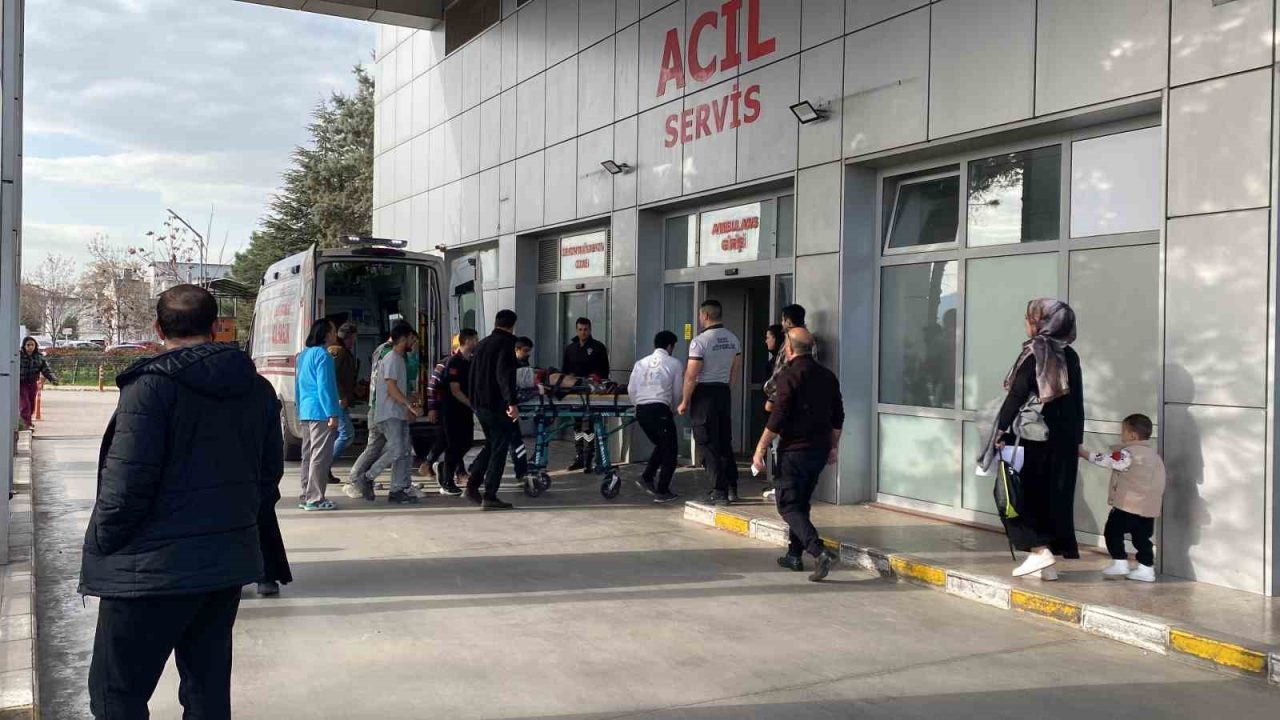 Kocaeli’nin Körfez ilçesinde 54 yaşındaki işçi, çalıştığı inşaattan düşerek yaralandı.