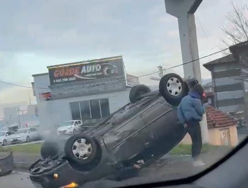 Zonguldak’ın Çaycuma ilçesinde otomobil sürücüsü direksiyon hakimiyetini kaybedince takla atarak