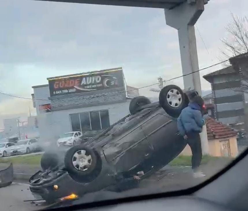 Zonguldak’ın Çaycuma ilçesinde otomobil sürücüsü direksiyon hakimiyetini kaybedince takla atarak