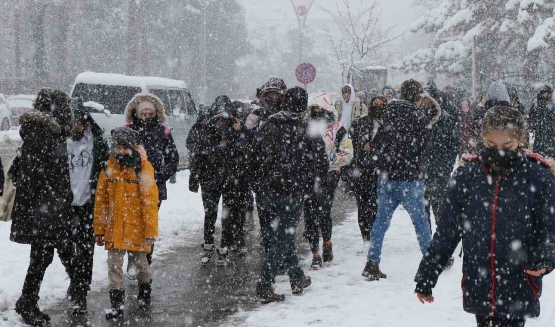 Erzincan’da etkili olan kar yağışı dolayısıyla Çayırlı ve Kemah ilçelerinde