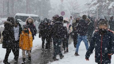 Erzincan’da etkili olan kar yağışı dolayısıyla Çayırlı ve Kemah ilçelerinde