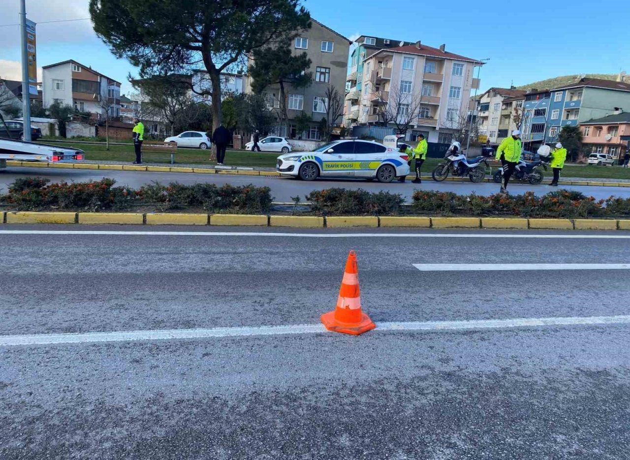 Kocaeli’de uygulamadan kaçarken trafik polisine çarpan motosikletli kısa sürede yakalanırken