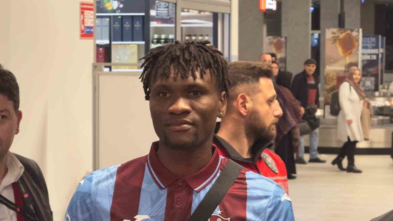 Trabzonspor’un yeni transferi Nijeryalı futbolcu Chibuike Nwaiwu, Trabzon’a geldi. Bordo-mavili