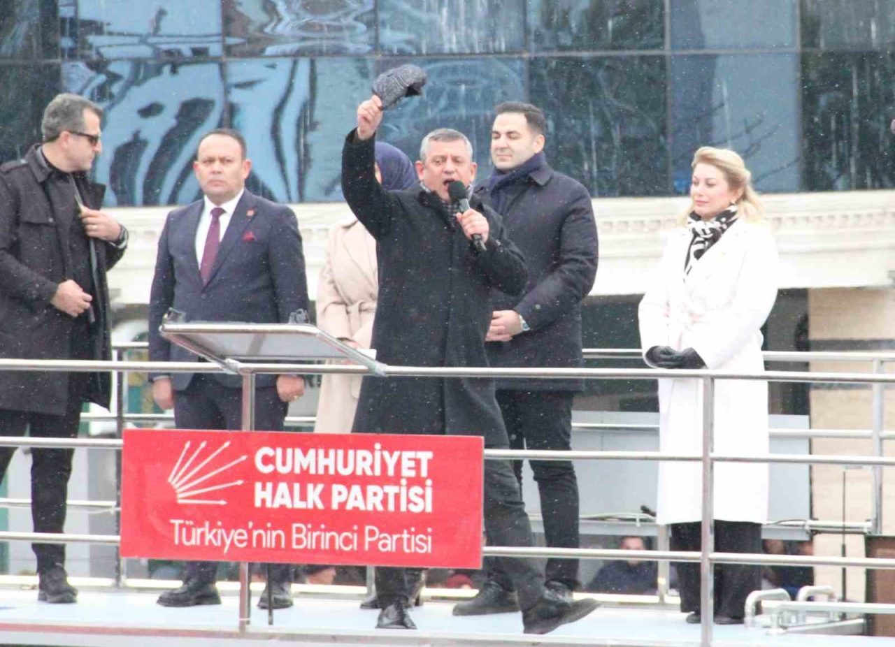 Çankırı’da düzenlediği mitingde vatandaşlara seslenen CHP Genel Başkanı Özgür Özel,