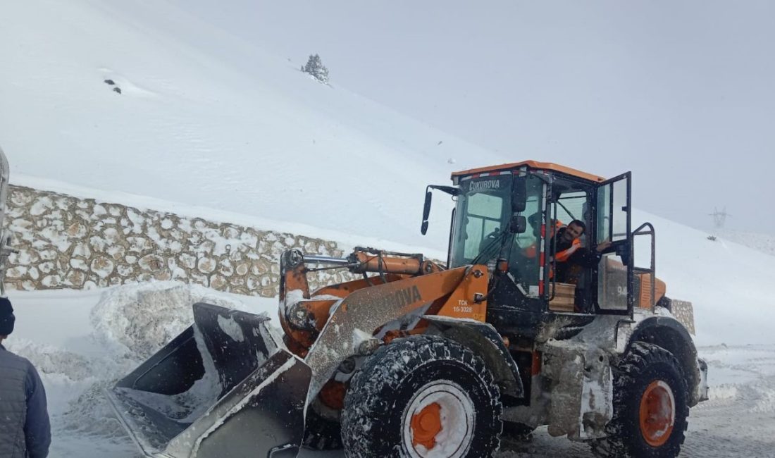 Erzurum’un Aşkale ilçesinde yoğun kar yağışı ve tipi, ulaşımda aksamalara