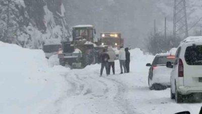 Çığ nedeniyle ulaşıma kapanan Trabzon-Bayburt karayolu kardan temizlenerek kontrollü olarak