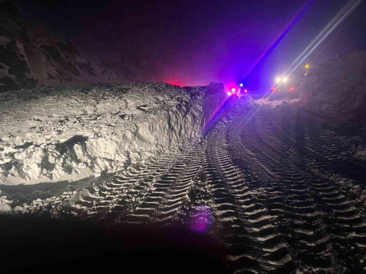 Erzincan-Sivas kara yolu, Refahiye ilçesine bağlı Gemecik köyü yakınlarında dün