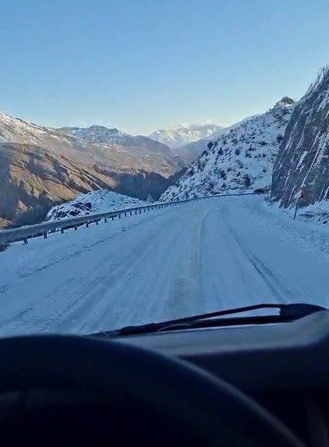 İspir-Yusufeli yolunda buzlanma sürücülere zor anlar yaşatıyor. İspir ile Yusufeli