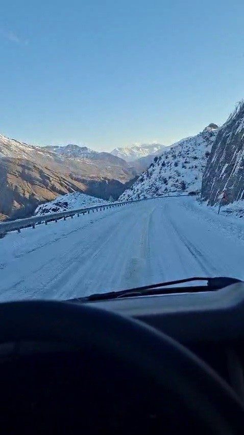 İspir-Yusufeli yolunda buzlanma sürücülere zor anlar yaşatıyor. İspir ile Yusufeli