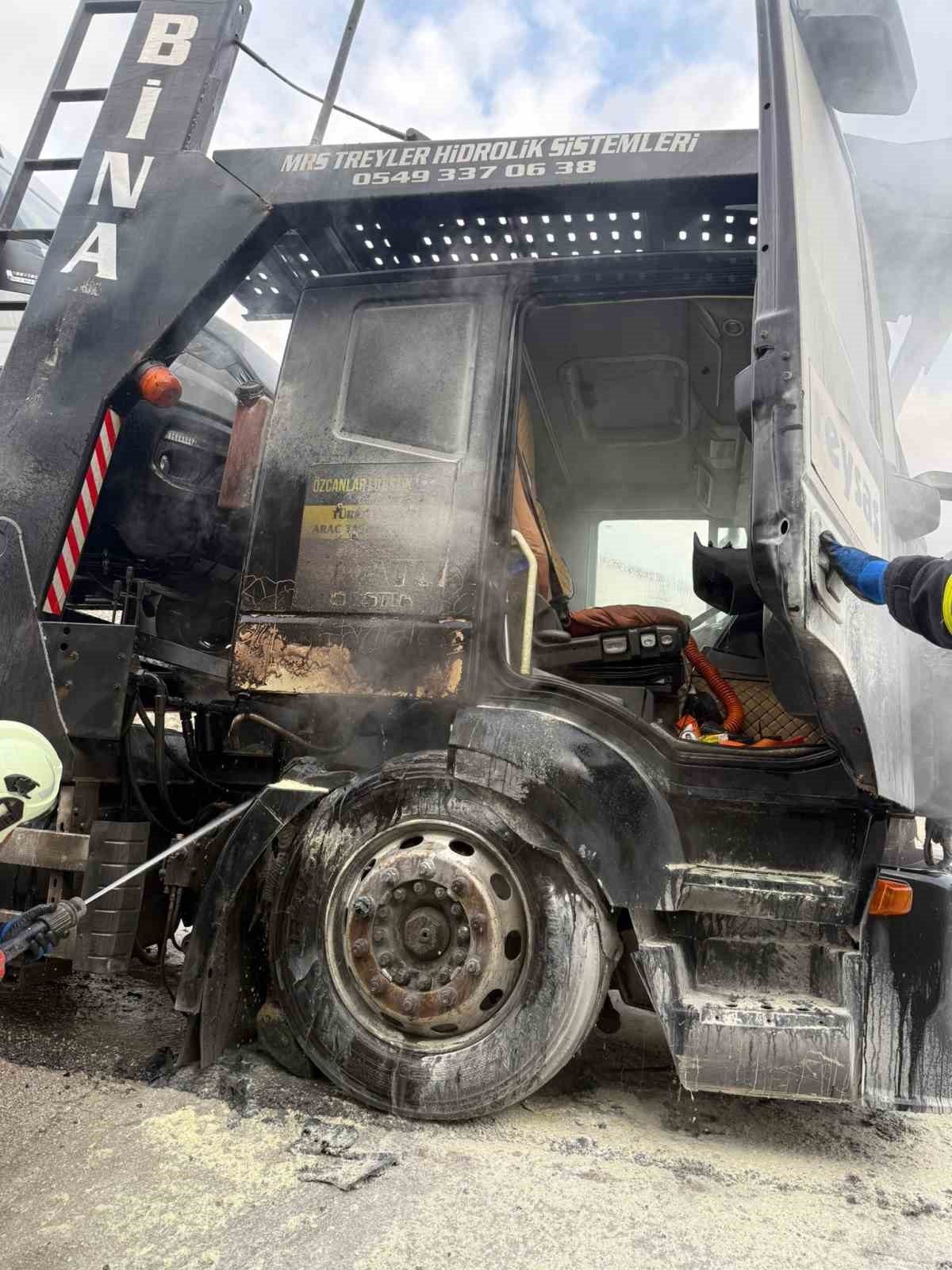 Kastamonu’nun Tosya ilçesinde D100 karayolunda seyir halindeki çekicide çıkan yangın