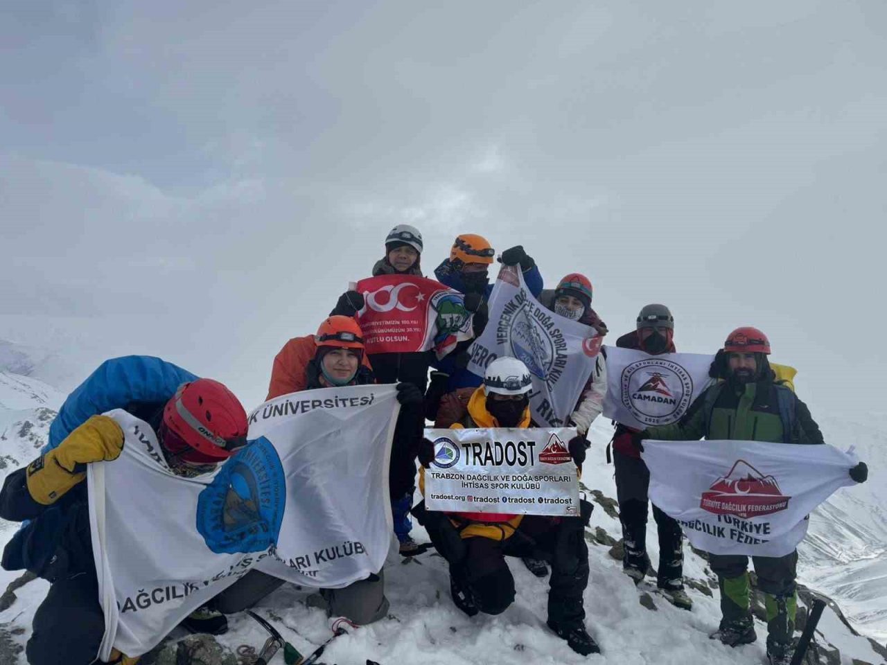 Trabzonlu dağcılar, Demirkapı Tepesi’nde zorlu kış şartlarında gerçekleştirdikleri zirve tırmanışını
