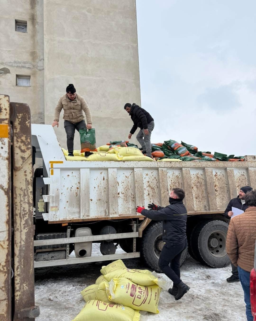 Bayburt’un Demirözü ilçesinde belediye tarafından çiftçilere yüzde 100 hibeli tarımsal