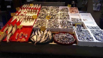 Karadeniz’de etkili olan fırtına balık avını olumsuz etkiledi. Tezgahlarda deniz