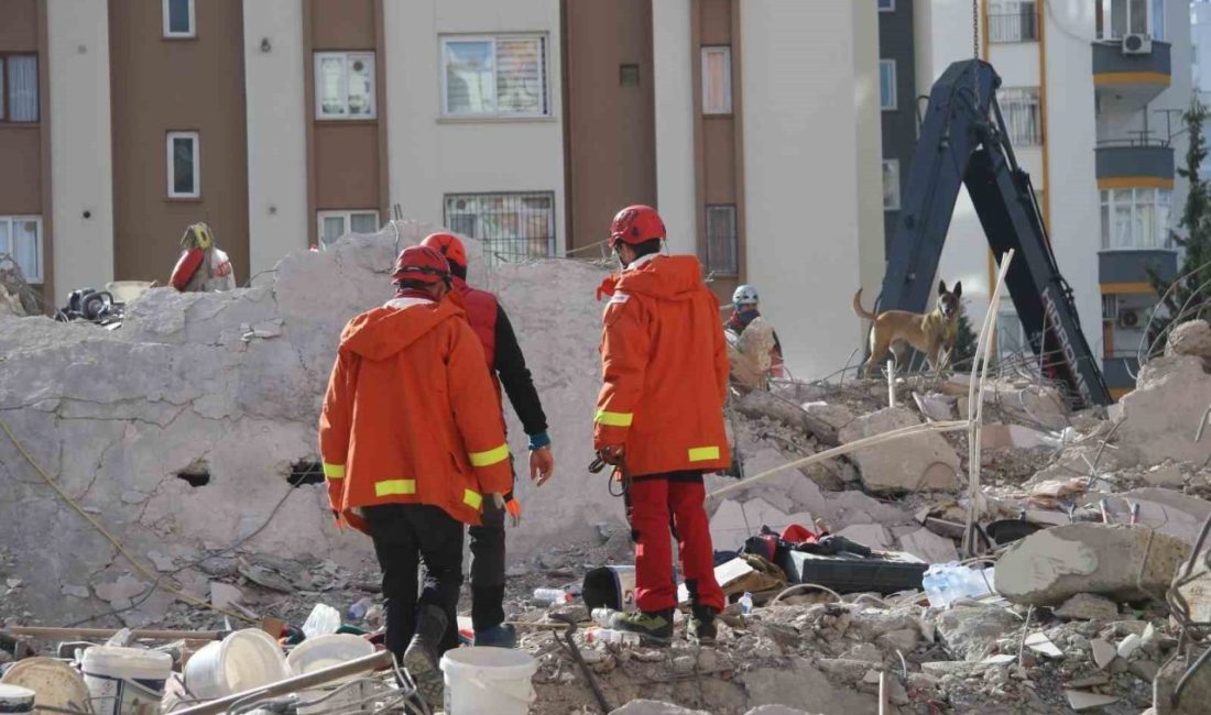 Adana’da asrın felaketinde 56 kişinin hayatını kaybettiği Zeray Apartmanı’nın yıkılmasıyla