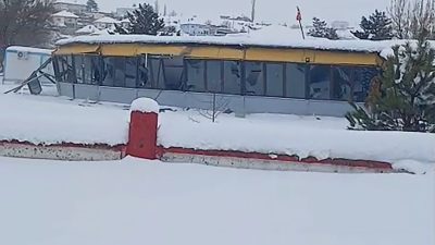 Sivas’ın Sızır beldesinde düğün salonunun çatısı yağan karın ağırlığına dayanamayarak