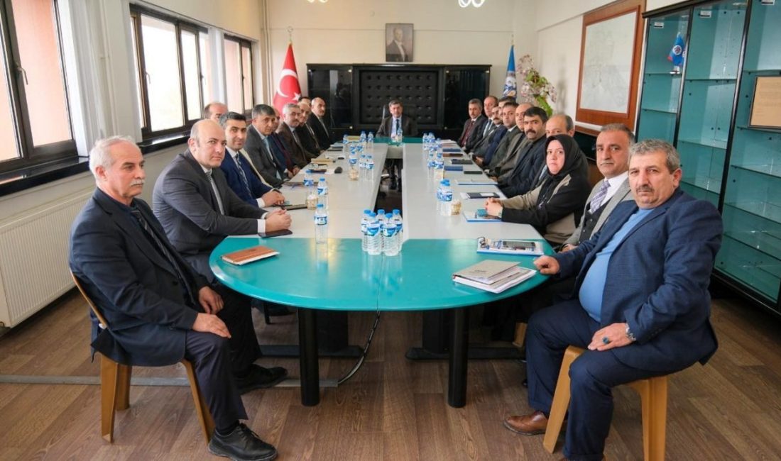 Erzincan Belediye Başkanı Bekir Aksun, başkan yardımcıları ve birim müdürleriyle