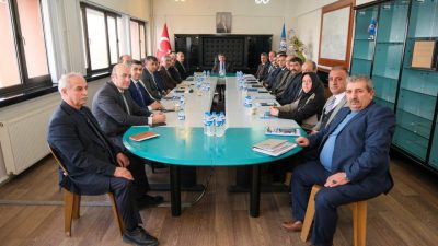 Erzincan Belediye Başkanı Bekir Aksun, başkan yardımcıları ve birim müdürleriyle