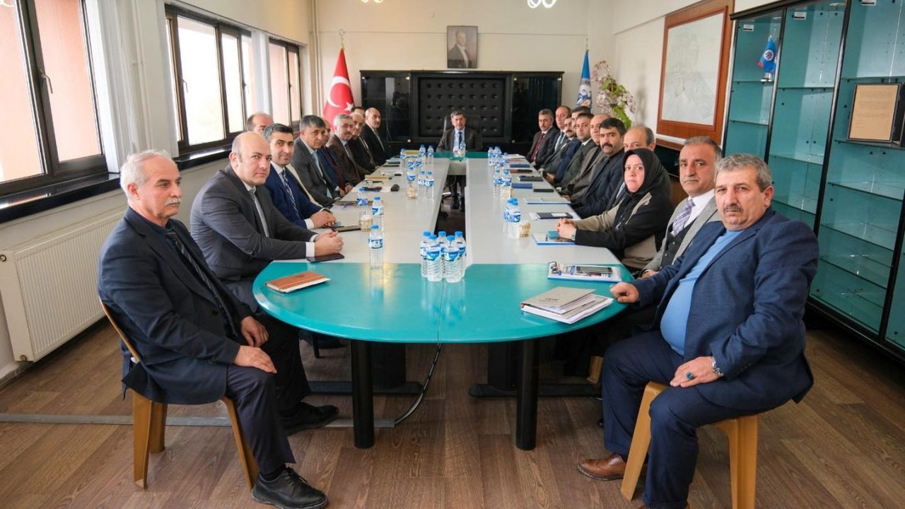 Erzincan Belediye Başkanı Bekir Aksun, başkan yardımcıları ve birim müdürleriyle