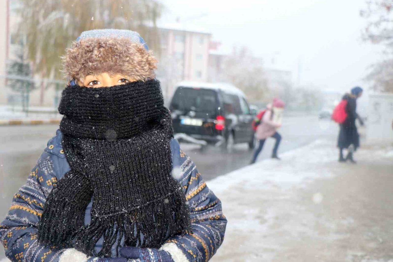 Erzincan’da gece saatlerinde başlayan ve etkisini artıran kar yağışı, kent