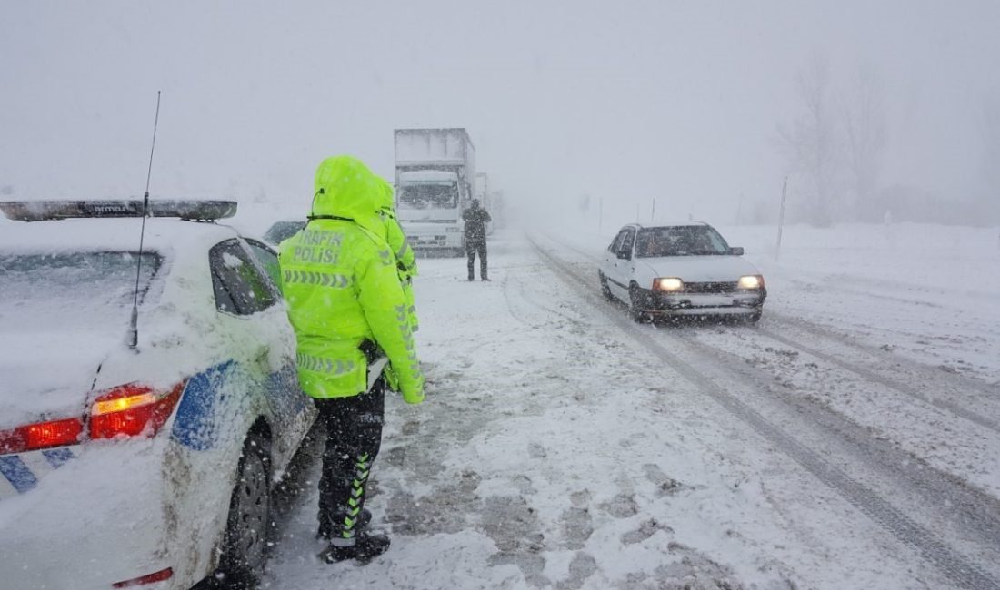 Kar ve tipi nedeniyle Erzincan-Kemaliye karayolu ağır tonajlı araçlar için