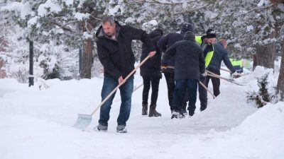 Erzincan’da etkili olan kar yağışı nedeniyle Erzincan Belediyesi ekipleri, şehir
