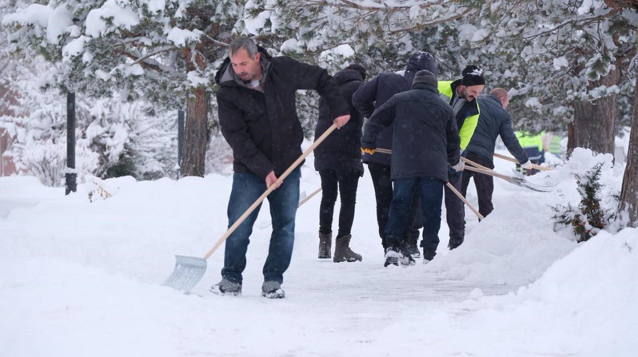 Erzincan’da etkili olan kar yağışı nedeniyle Erzincan Belediyesi ekipleri, şehir