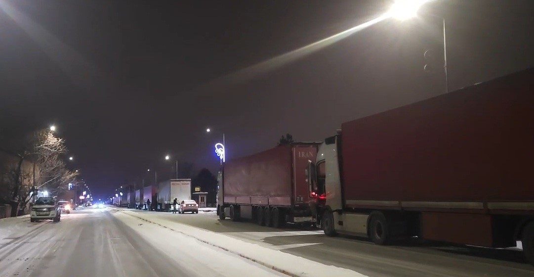 Erzincan’da etkili olan kar yağışı ve tipi, yaşamı olumsuz etkilemeye