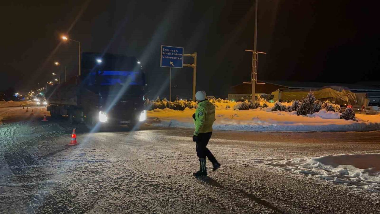 Erzincan-Sivas karayolu Kızıldağ Geçidi mevkiine çığ düştü, yol ulaşıma kapandı.