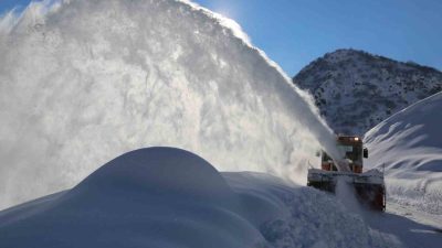Erzincan’da etkili olan kar yağışı ve tipi nedeniyle kent genelinde