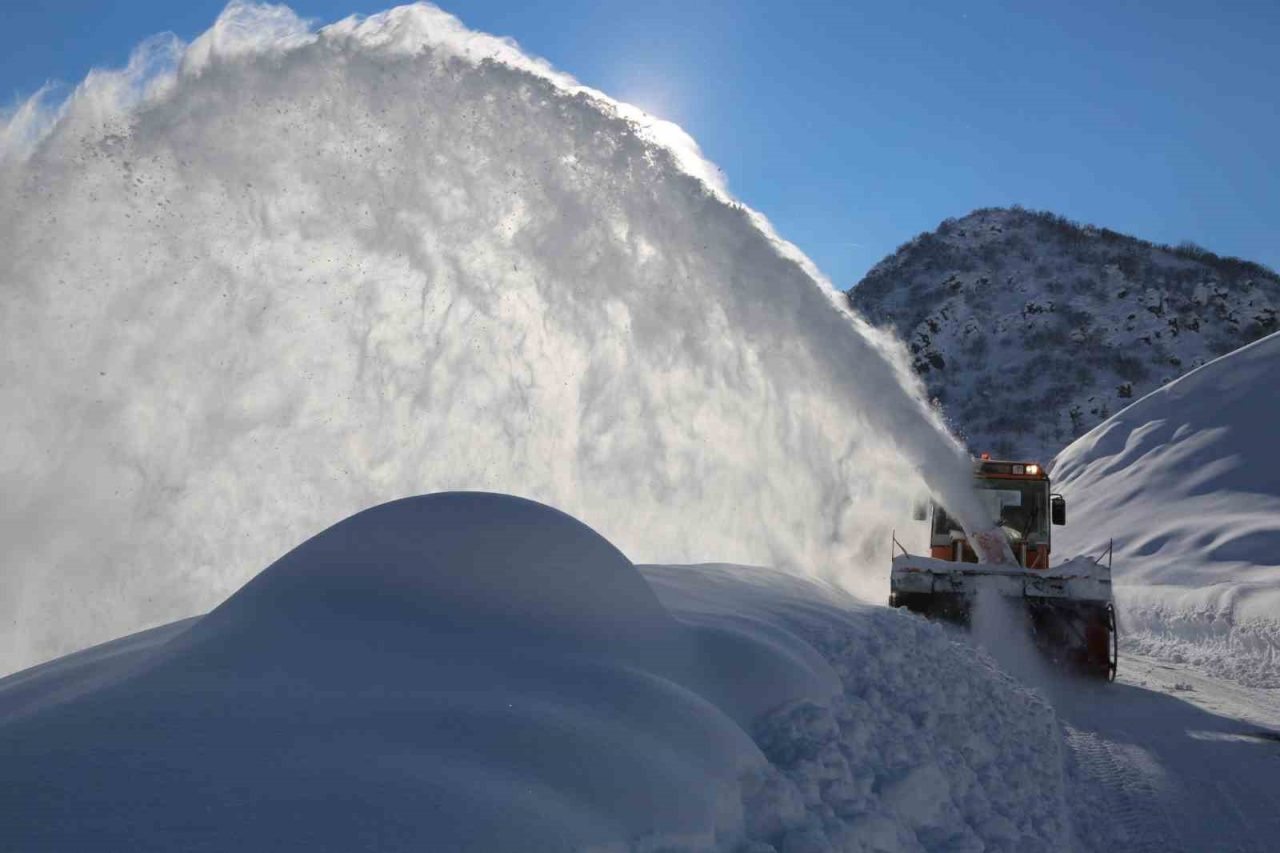 Erzincan’da etkili olan kar yağışı ve tipi nedeniyle kent genelinde