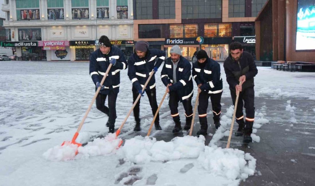 Erzincan’da etkili olan kar yağışı ile birlikte, belediye ekipleri şehir