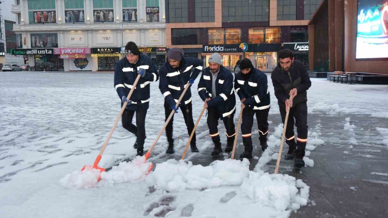 Erzincan’da etkili olan kar yağışı ile birlikte, belediye ekipleri şehir