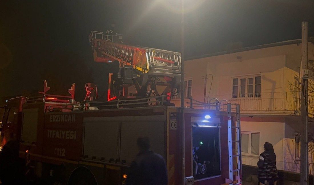 Erzincan Atatürk Mahallesi’nde çatıda mahsur kalan kedi, itfaiye ekiplerinin müdahalesiyle