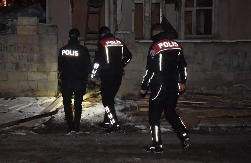 Erzincan İl Emniyet Müdürlüğü ekiplerince aranan şahıslara yönelik gerçekleştirilen operasyonda